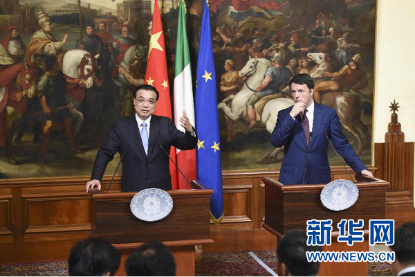 10月14日，國務(wù)院總理李克強(qiáng)在羅馬與意大利總理倫齊舉行會談后共同會見記者。 新華社記者 李學(xué)仁 攝