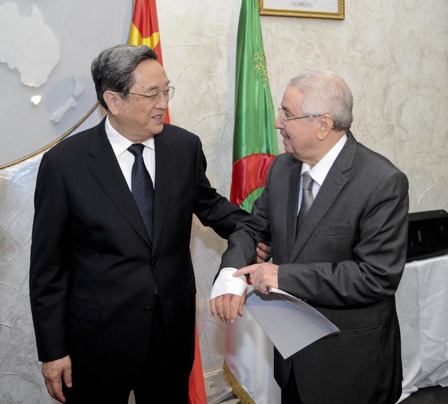 11月1日，正在阿爾及利亞進行正式友好訪問的全國政協主席俞正聲在阿爾及爾與阿民族院議長本&middot;薩拉赫舉行會談。這是俞正聲親切詢問本&middot;薩拉赫的手傷情況。新華社記者 張鐸 攝 