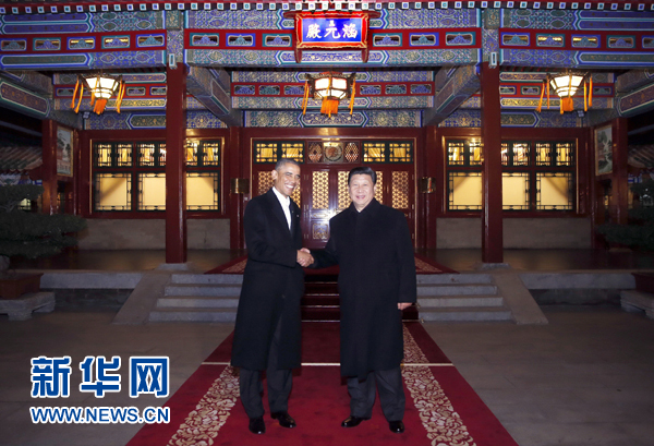 11月11日晚，國家主席習(xí)近平在中南海同美國總統(tǒng)奧巴馬舉行會(huì)晤。這是兩國元首在瀛臺(tái)涵元殿前握手。 新華社記者鞠鵬攝