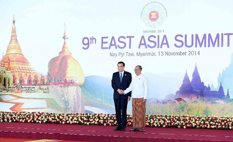 11月13日，中國國務(wù)院總理李克強(qiáng)在內(nèi)比都出席第九屆東亞峰會(huì)并發(fā)言。這是峰會(huì)開始前，東盟輪值主席國緬甸聯(lián)邦共和國總統(tǒng)吳登盛迎接李克強(qiáng)總理。新華社記者 李濤 攝 