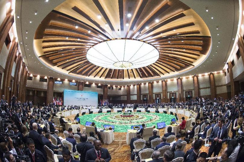  11月13日，中國國務(wù)院總理李克強(qiáng)在緬甸內(nèi)比都出席第九屆東亞峰會(huì)。 新華社記者 王曄 攝