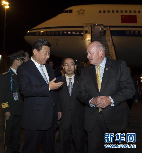 11月14日，中國國家主席習近平抵達布里斯班，出席二十國集團領導人第九次峰會，并對澳大利亞進行國事訪問。這是習近平在機場受到澳大利亞聯邦總督科斯格羅夫的迎接。新華社記者 李學仁 攝