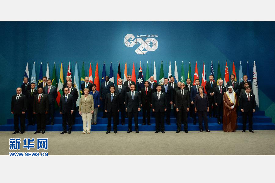 11月15日，二十國集團領導人第九次峰會在澳大利亞布里斯班舉行。國家主席習近平出席會議并發表題為《推動創新發展實現聯動增長》的重要講話。這是習近平主席同與會領導人合影。 新華社記者 馬占成 攝