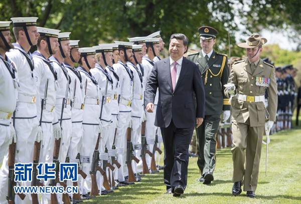 11月17日，中國國家主席習(xí)近平在堪培拉會見澳大利亞總督科斯格羅夫。會見前，科斯格羅夫在總督府草坪為習(xí)近平舉行隆重歡迎儀式。新華社記者謝環(huán)馳 攝 
