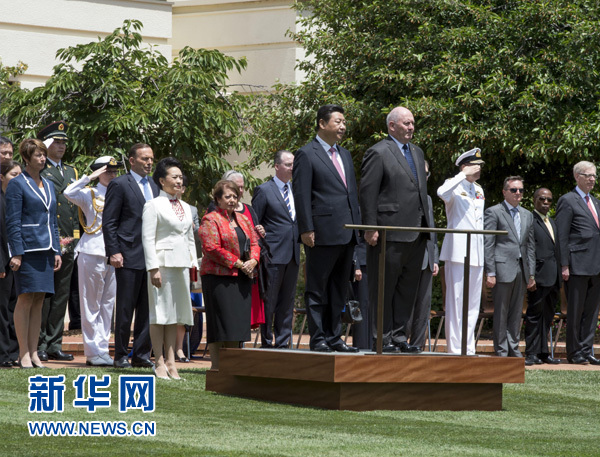 11月17日，中國國家主席習(xí)近平在堪培拉會見澳大利亞總督科斯格羅夫。會見前，科斯格羅夫在總督府草坪為習(xí)近平舉行隆重歡迎儀式。習(xí)近平和夫人彭麗媛抵達(dá)時，受到科斯格羅夫總督夫婦熱情迎接。新華社記者李學(xué)仁 攝 