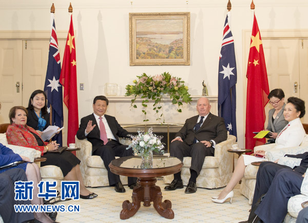 11月17日，中國國家主席習(xí)近平在堪培拉會見澳大利亞總督科斯格羅夫。會見前，科斯格羅夫在總督府草坪為習(xí)近平舉行隆重歡迎儀式。習(xí)近平和夫人彭麗媛抵達(dá)時，受到科斯格羅夫總督夫婦熱情迎接。新華社記者黃敬文 攝 