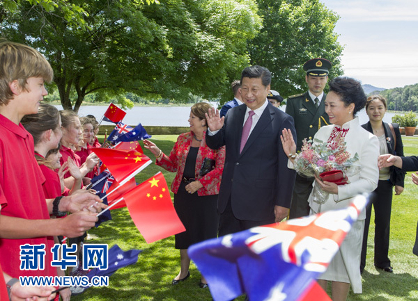 11月17日，中國國家主席習(xí)近平在堪培拉會見澳大利亞總督科斯格羅夫。會見前，科斯格羅夫在總督府草坪為習(xí)近平舉行隆重歡迎儀式。習(xí)近平和夫人彭麗媛抵達(dá)時，受到科斯格羅夫總督夫婦熱情迎接。新華社記者謝環(huán)馳 攝 