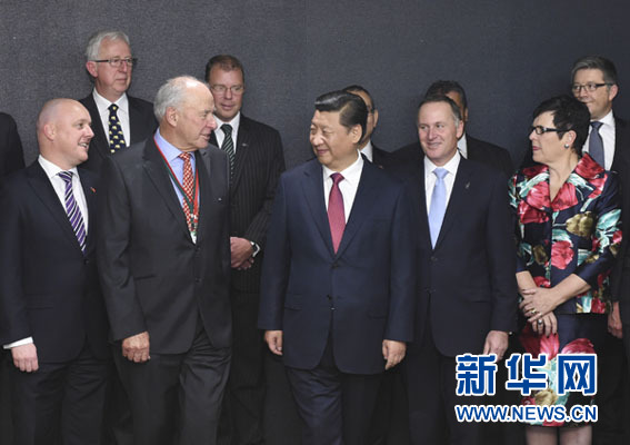 11月21日，中國國家主席習(xí)近平在奧克蘭和新西蘭總理約翰&middot;基共同出席中國－新西蘭市長論壇啟動儀式，并在啟動儀式后會見&ldquo;新中關(guān)系促進(jìn)委員會&rdquo;主要成員。新華社記者馬占成攝