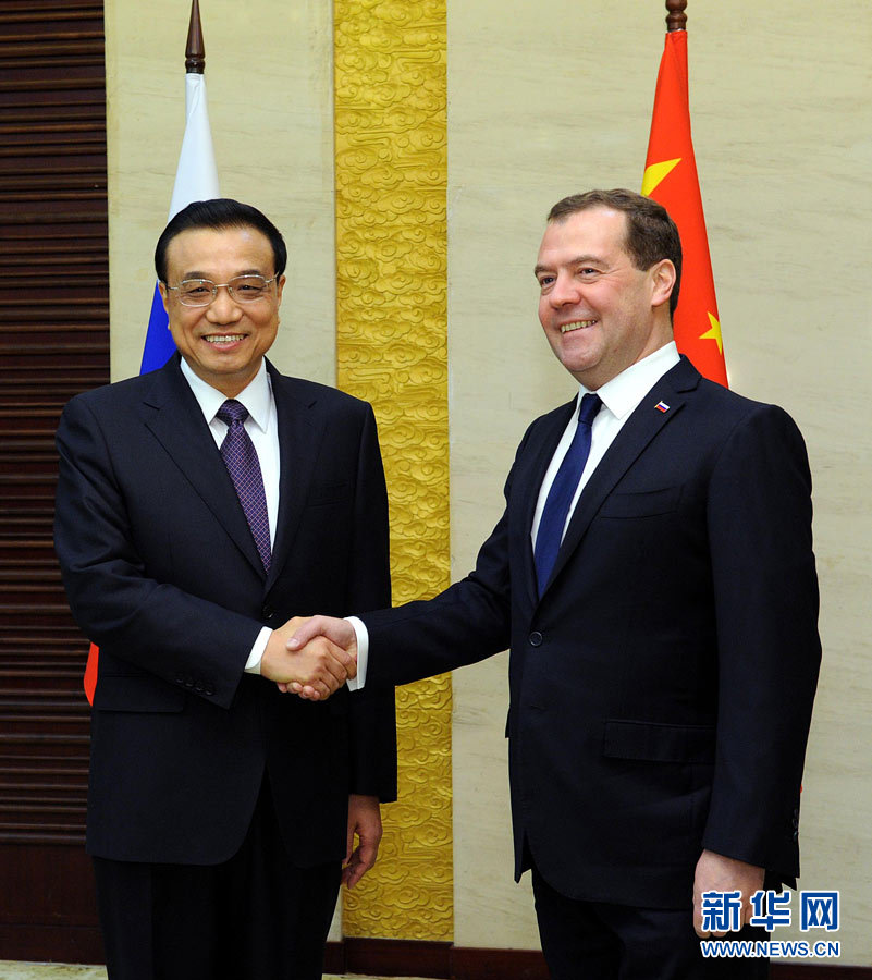 12月15日，中國國務(wù)院總理李克強(qiáng)在阿斯塔納會見俄羅斯總理梅德韋杰夫。 新華社記者 饒愛民 攝