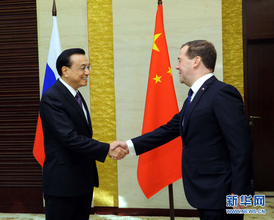 12月15日，中國國務(wù)院總理李克強(qiáng)在阿斯塔納會見俄羅斯總理梅德韋杰夫。 新華社記者 饒愛民 攝