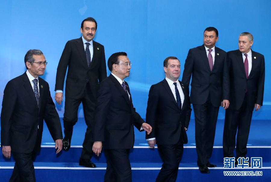 12月15日，中國國務(wù)院總理李克強在阿斯塔納出席上海合作組織成員國政府首腦理事會第十三次會議。這是與會領(lǐng)導(dǎo)人集體合影后走向會場。新華社記者 龐興雷 攝 