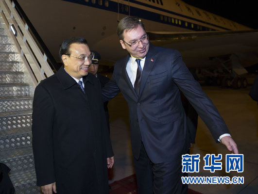 12月15日，國務(wù)院總理李克強(qiáng)抵達(dá)貝爾格萊德，出席中國－中東歐國家領(lǐng)導(dǎo)人會晤并正式訪問塞爾維亞，塞爾維亞總理武契奇到機(jī)場迎接。新華社記者 黃敬文 攝