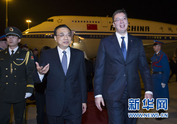 12月15日，國務(wù)院總理李克強(qiáng)抵達(dá)貝爾格萊德，出席中國－中東歐國家領(lǐng)導(dǎo)人會晤并正式訪問塞爾維亞，塞爾維亞總理武契奇到機(jī)場迎接。新華社記者 黃敬文 攝