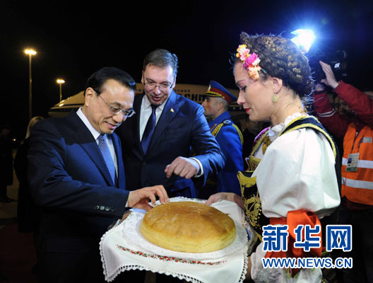 12月15日，國務(wù)院總理李克強(qiáng)抵達(dá)貝爾格萊德，出席中國－中東歐國家領(lǐng)導(dǎo)人會晤并正式訪問塞爾維亞，塞爾維亞總理武契奇到機(jī)場迎接。新華社記者 饒愛民 攝