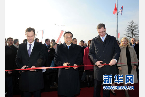 12月18日，中國國務院總理李克強在貝爾格萊德同塞爾維亞總理武契奇共同出席貝爾格萊德跨多瑙河大橋竣工儀式。這是李克強與武契奇為新建成的大橋剪彩。新華社記者 饒愛民 攝