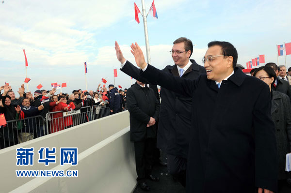 12月18日，中國國務院總理李克強在貝爾格萊德同塞爾維亞總理武契奇共同出席貝爾格萊德跨多瑙河大橋竣工儀式。這是李克強與武契奇在儀式現場向塞爾維亞群眾揮手致意。新華社記者 饒愛民 攝