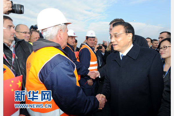 12月18日，中國國務院總理李克強在貝爾格萊德同塞爾維亞總理武契奇共同出席貝爾格萊德跨多瑙河大橋竣工儀式。這是李克強同大橋建設者親切交流。新華社記者 饒愛民 攝