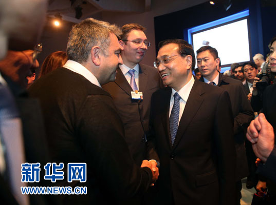 1月21日，中國國務院總理李克強在瑞士達沃斯舉行的世界經濟論壇全會發表特別致辭并回答提問。這是李克強在致辭后同與會嘉賓親切交談。新華社記者 劉衛兵 攝