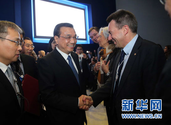 1月21日，中國國務院總理李克強在瑞士達沃斯舉行的世界經濟論壇全會發表特別致辭并回答提問。這是李克強在致辭前同與會嘉賓親切交談。新華社記者 劉衛兵 攝