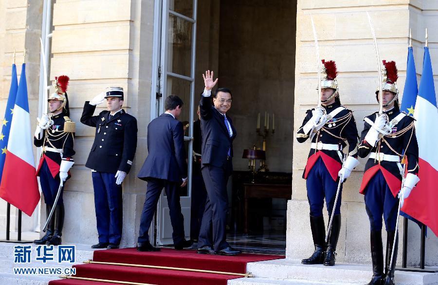 6月30日，中國國務(wù)院總理李克強(qiáng)在巴黎總理府同法國總理瓦爾斯舉行會談。 新華社記者 馬占成 攝