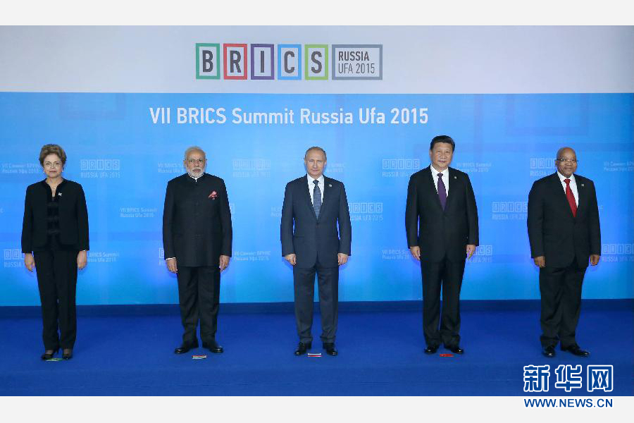 7月9日，金磚國家領導人第七次會晤在俄羅斯烏法舉行。中國國家主席習近平、俄羅斯總統普京、巴西總統羅塞夫、印度總理莫迪、南非總統祖馬出席。這是金磚國家領導人集體合影。新華社記者 龐興雷 攝