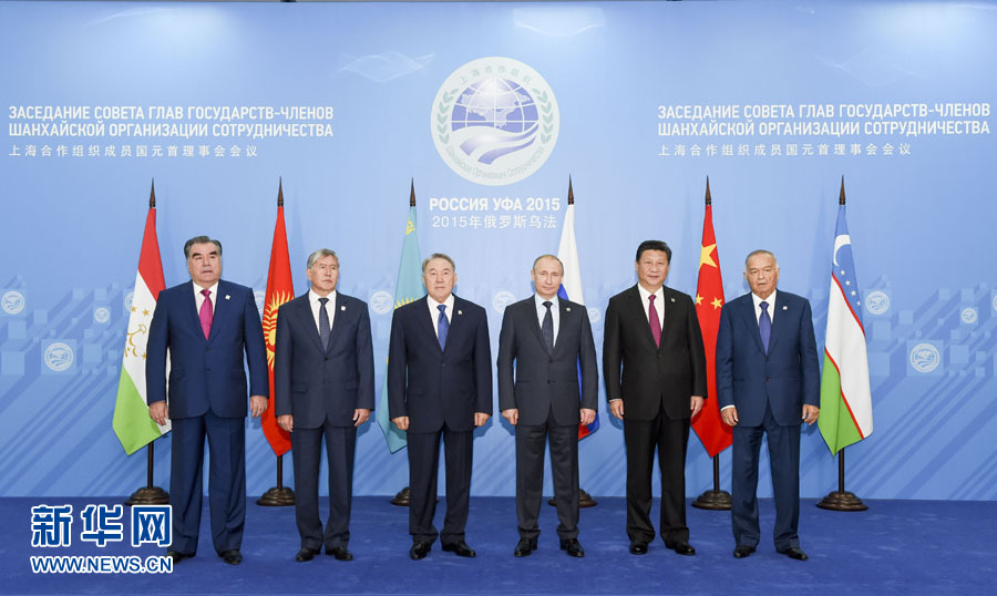 7月10日，上海合作組織成員國元首理事會第十五次會議在俄羅斯烏法舉行。國家主席習近平出席會議并發表重要講話。這是會前，成員國元首集體合影。新華社記者 李學仁 攝