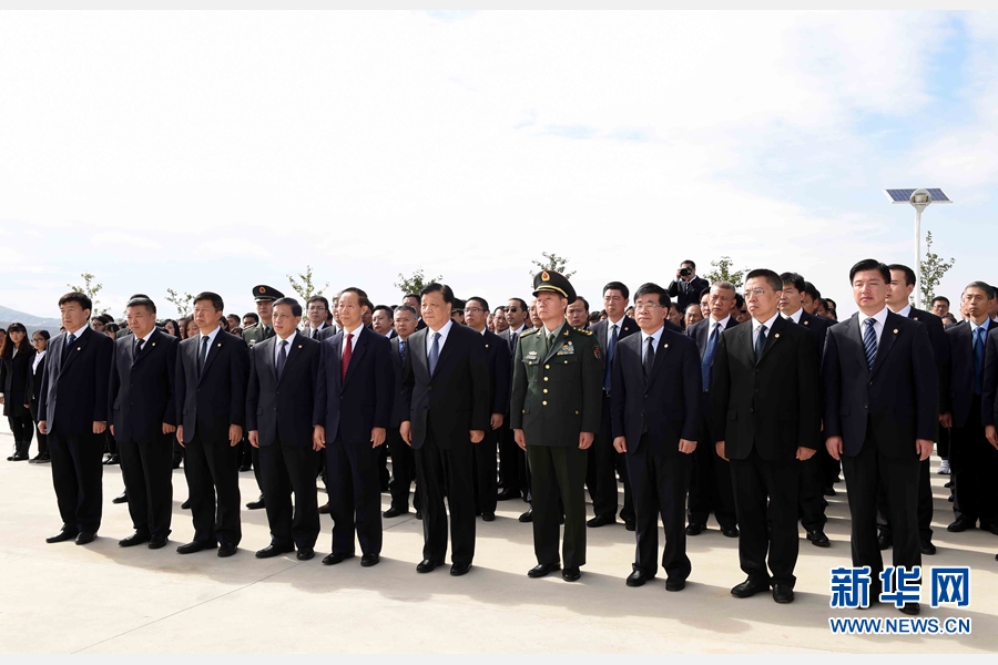 10月11日，中共中央政治局常委、中央書記處書記劉云山專程趕赴安州祭掃中國人民志愿軍烈士陵園，向中國人民志愿軍烈士敬獻花籃并默哀。 新華社記者 饒愛民 攝