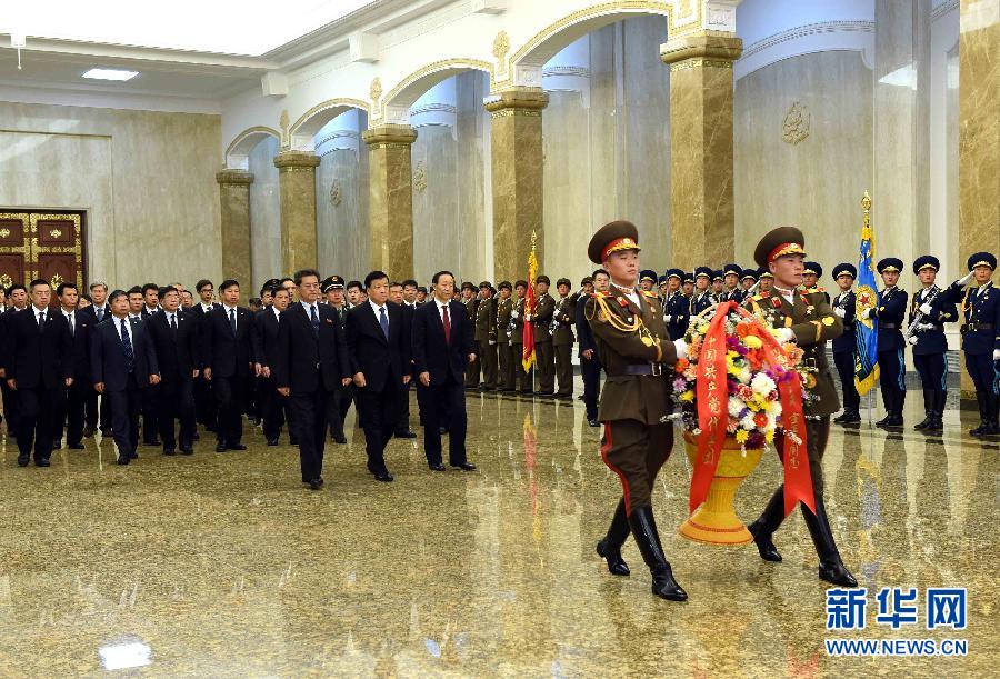 10月11日，中共中央政治局常委、中央書記處書記劉云山前往錦繡山太陽宮，向金日成主席和金正日總書記塑像敬獻花籃。 新華社記者饒愛民攝