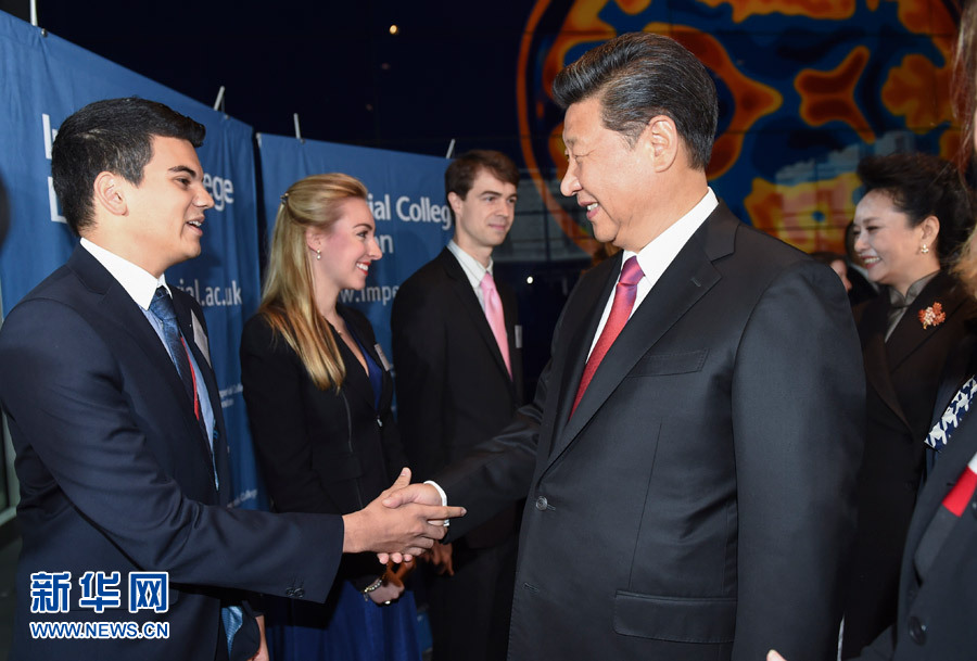 10月21日，國(guó)家主席習(xí)近平在倫敦參觀帝國(guó)理工學(xué)院。 新華社記者謝環(huán)馳 攝