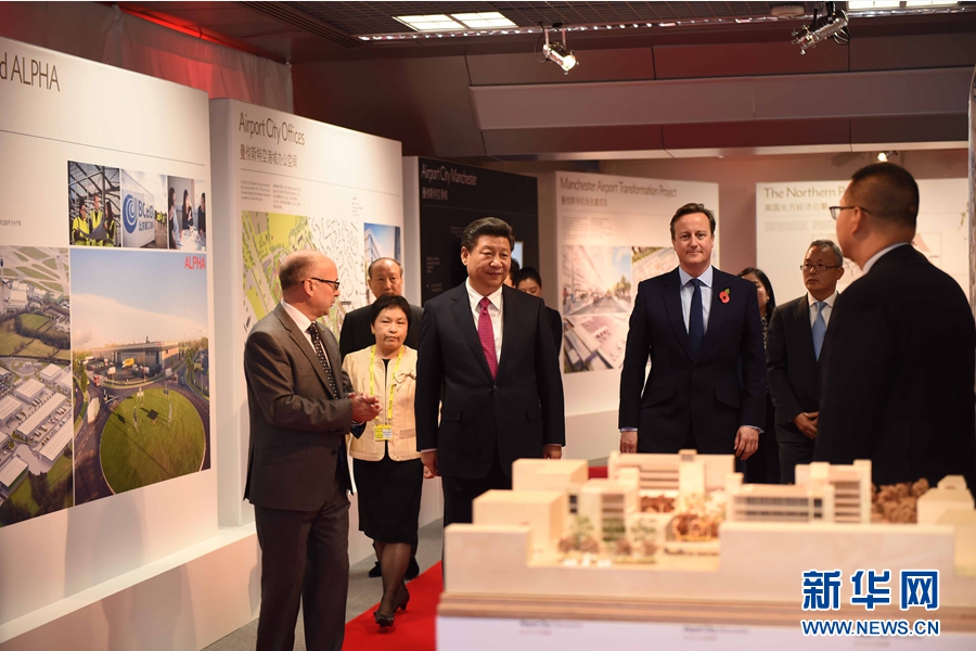 10月23日，國家主席習近平在英國首相卡梅倫陪同下，參觀曼徹斯特空港城項目。這是習近平和卡梅倫共同參觀曼徹斯特空港城發展規劃圖片展和空港城中國園模型。 新華社記者 張鐸 攝