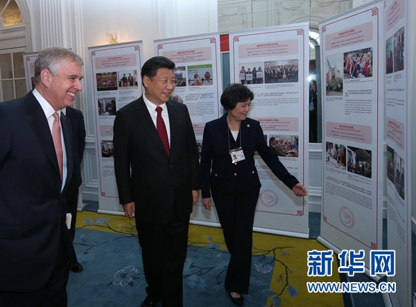 10月22日，國家主席習(xí)近平在倫敦出席全英孔子學(xué)院和孔子課堂年會開幕式。這是習(xí)近平參觀全英孔子學(xué)院和孔子課堂成果圖片展。 新華社記者 龐興雷 攝