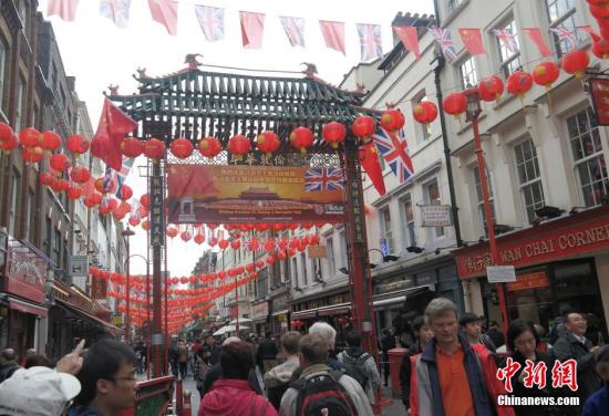 習近平主席訪問英國，倫敦唐人街掛出大紅燈籠和中英兩國國旗。 <a target='_blank' ><p  align=