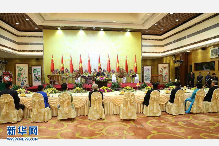 11月5日，中共中央總書記、國家主席習近平和夫人彭麗媛出席越共中央總書記阮富仲和越南國家主席張晉創在河內國際會議中心舉行的盛大歡迎晚宴。新華社記者 龐興雷 攝 