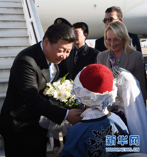 11月14日,國家主席習近平抵達土耳其安塔利亞,應土耳其共和國總統埃爾多安邀請,出席二十國集團領導人第十次峰會。這是土耳其兒童向習近平主席獻花。新華社記者 饒愛民 攝 11月14日,國家主席習近平抵達土耳其安塔利亞,應土耳其共和國總統埃爾多安邀請,出席二十國集團領導人第十次峰會。這是土耳其兒童向習近平主席獻花。新華社記者 饒愛民 攝