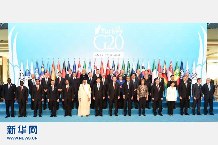 11月15日，中國國家主席習近平出席在土耳其安塔利亞舉行的二十國集團領導人第十次峰會。這是習近平主席同與會領導人合影。 新華社記者李學仁 攝 