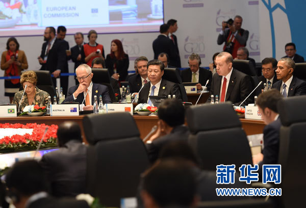 11月15日,國家主席習(xí)近平在土耳其安塔利亞出席二十國集團(tuán)領(lǐng)導(dǎo)人第十次峰會第一階段會議。 新華社記者李學(xué)仁攝 11月15日,國家主席習(xí)近平在土耳其安塔利亞出席二十國集團(tuán)領(lǐng)導(dǎo)人第十次峰會第一階段會議。 新華社記者李學(xué)仁攝