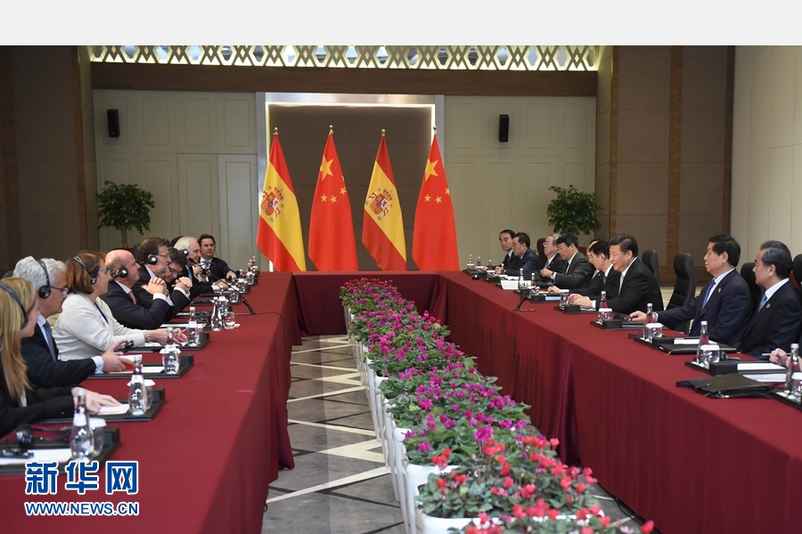 11月16日，國(guó)家主席習(xí)近平在土耳其安塔利亞會(huì)見西班牙首相拉霍伊。 新華社記者 張鐸 攝