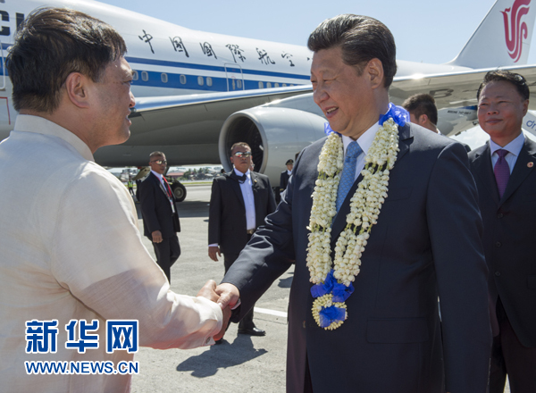 11月17日，國家主席習(xí)近平抵達(dá)菲律賓首都馬尼拉尼諾&middot;阿基諾國際機(jī)場，出席即將舉行的亞太經(jīng)合組織第二十三次領(lǐng)導(dǎo)人非正式會(huì)議。菲律賓高級(jí)官員到機(jī)場迎接習(xí)近平主席。新華社記者李學(xué)仁攝