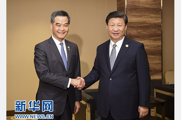 11月18日，國(guó)家主席習(xí)近平在菲律賓馬尼拉會(huì)見(jiàn)前來(lái)出席亞太經(jīng)合組織第二十三次領(lǐng)導(dǎo)人非正式會(huì)議的香港特別行政區(qū)行政長(zhǎng)官梁振英。新華社記者謝環(huán)馳攝