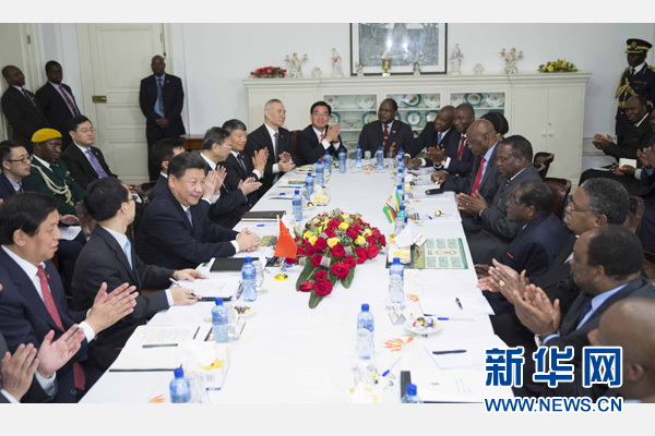 12月1日，國家主席習(xí)近平在哈拉雷同津巴布韋總統(tǒng)穆加貝舉行會(huì)談。 新華社記者 黃敬文 攝 