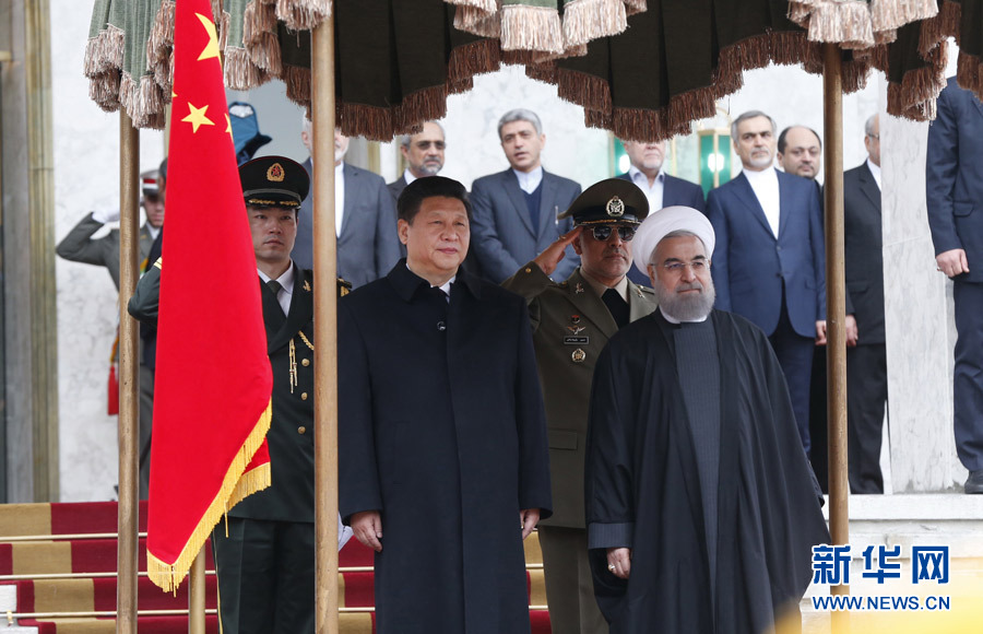 1月23日，國(guó)家主席習(xí)近平同伊朗總統(tǒng)魯哈尼在德黑蘭薩德阿巴德王宮舉行會(huì)談。這是會(huì)談前，習(xí)近平主席出席魯哈尼總統(tǒng)舉行的隆重歡迎儀式。新華社記者 鞠鵬 攝