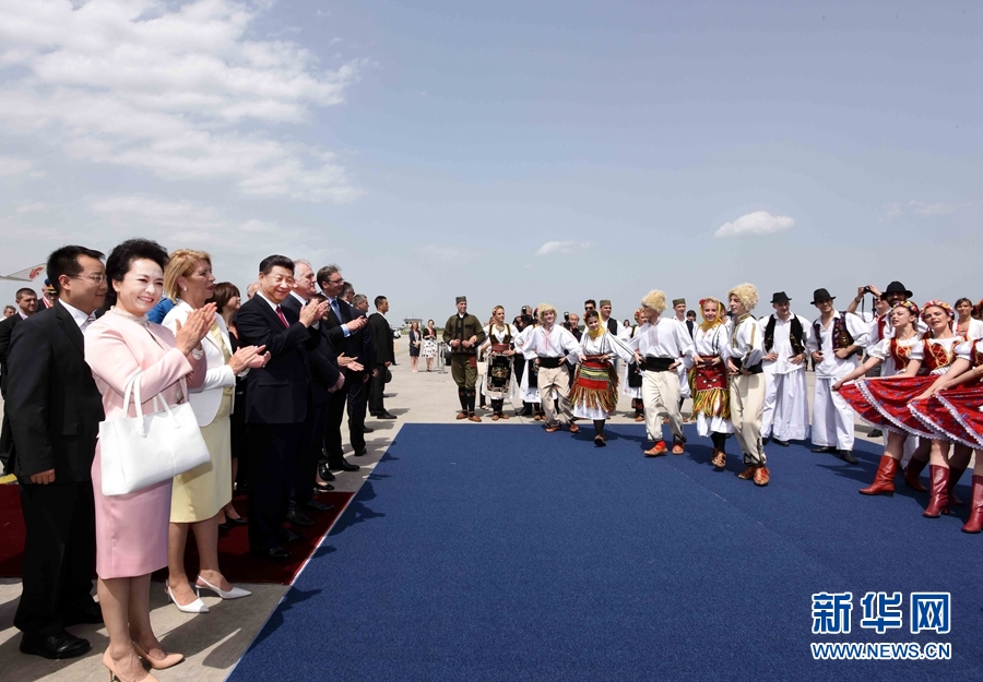 6月17日，國家主席習(xí)近平乘專機(jī)抵達(dá)貝爾格萊德，開始對塞爾維亞共和國進(jìn)行國事訪問。塞爾維亞民眾跳起歡快熱情的傳統(tǒng)舞蹈科羅舞熱烈歡迎習(xí)近平和夫人彭麗媛到訪。新華社記者 饒愛民 攝 