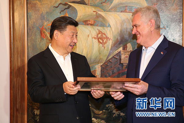 當地時間6月17日,國家主席習近平同塞爾維亞總統(tǒng)尼科利奇在貝爾格萊德舉行會晤。這是尼科利奇向習近平贈送紀念品。新華社記者饒愛民攝 當地時間6月17日,國家主席習近平同塞爾維亞總統(tǒng)尼科利奇在貝爾格萊德舉行會晤。這是尼科利奇向習近平贈送紀念品。新華社記者饒愛民攝