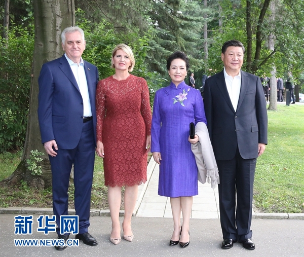 當地時間6月17日,國家主席習近平同塞爾維亞總統(tǒng)尼科利奇在貝爾格萊德舉行會晤。這是習近平和夫人彭麗媛同尼科利奇夫婦在和平別墅合影。新華社記者 丁林 攝 當地時間6月17日,國家主席習近平同塞爾維亞總統(tǒng)尼科利奇在貝爾格萊德舉行會晤。這是習近平和夫人彭麗媛同尼科利奇夫婦在和平別墅合影。新華社記者 丁林 攝