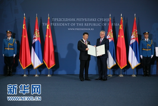 6月18日,國家主席習近平在貝爾格萊德同塞爾維亞總統尼科利奇舉行會談。會談后,尼科利奇向習近平授予塞爾維亞最高級別勛章“共和國一級榮譽勛章”,感謝習近平為中塞關系發展作出的杰出貢獻。新華社記者蘭紅光攝 6月18日,國家主席習近平在貝爾格萊德同塞爾維亞總統尼科利奇舉行會談。會談后,尼科利奇向習近平授予塞爾維亞最高級別勛章“共和國一級榮譽勛章”,感謝習近平為中塞關系發展作出的杰出貢獻。新華社記者蘭紅光攝