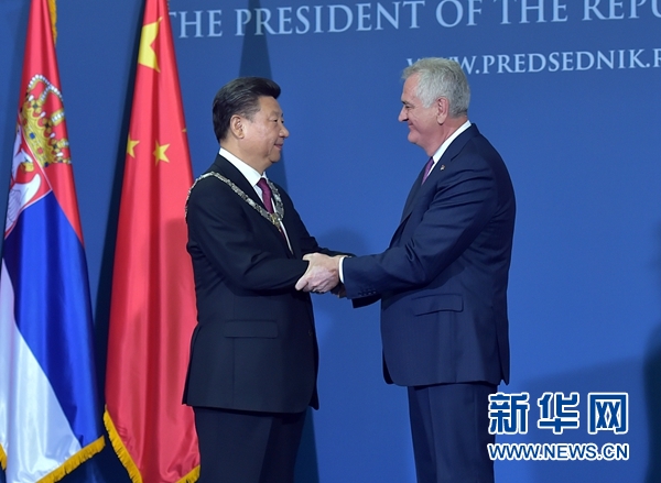 6月18日,國家主席習近平在貝爾格萊德同塞爾維亞總統尼科利奇舉行會談。會談后,尼科利奇向習近平授予塞爾維亞最高級別勛章“共和國一級榮譽勛章”,感謝習近平為中塞關系發展作出的杰出貢獻。新華社記者 李濤 攝 6月18日,國家主席習近平在貝爾格萊德同塞爾維亞總統尼科利奇舉行會談。會談后,尼科利奇向習近平授予塞爾維亞最高級別勛章“共和國一級榮譽勛章”,感謝習近平為中塞關系發展作出的杰出貢獻。新華社記者 李濤 攝