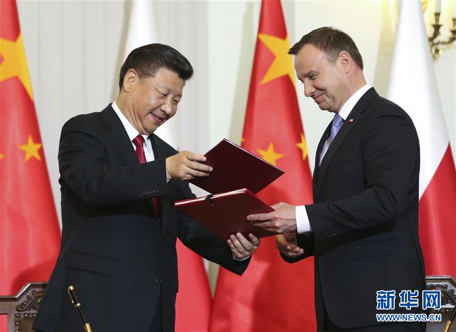 6月20日，國家主席習近平在華沙同波蘭總統杜達舉行會談。這是會談后，兩國元首共同簽署《中華人民共和國和波蘭共和國關于建立全面戰略伙伴關系的聯合聲明》。新華社記者蘭紅光攝