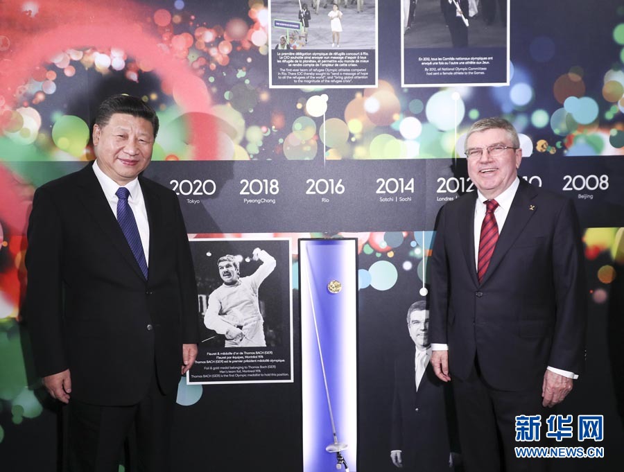 1月18日，國家主席習近平在瑞士洛桑國際奧林匹克博物館會見國際奧林匹克委員會主席巴赫。這是習近平與巴赫在巴赫作為擊劍運動員參加奧運會的照片前合影。新華社記者 蘭紅光 攝
