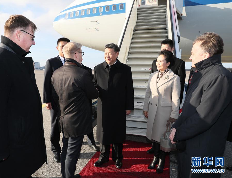 4月4日，國(guó)家主席習(xí)近平乘專機(jī)抵達(dá)赫爾辛基，開(kāi)始對(duì)芬蘭共和國(guó)進(jìn)行國(guó)事訪問(wèn)。這是芬蘭政府代表、農(nóng)業(yè)與環(huán)境部長(zhǎng)蒂利凱寧等在舷梯旁熱情迎接習(xí)近平和夫人彭麗媛。新華社記者 蘭紅光 攝 