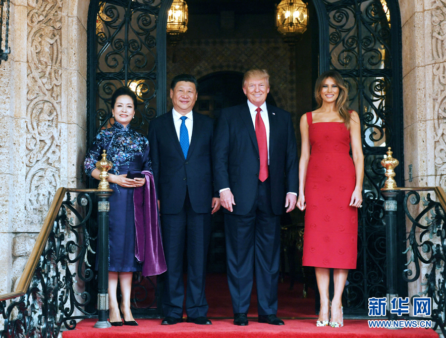 當地時間4月6日，國家主席習近平在美國佛羅里達州海湖莊園同美國總統特朗普舉行中美元首會晤。這是習近平和夫人彭麗媛同特朗普和夫人梅拉尼婭合影留念。新華社記者 饒愛民 攝 